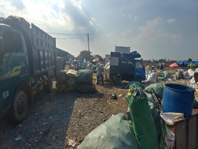 Hàng trăm hộ dân khốn đốn vì bãi rác 20 năm