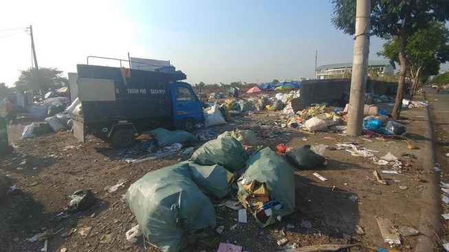 Quận 12 tìm cách giúp dân Hiệp Thành 'khỏi bịt mũi khi ăn cơm'
