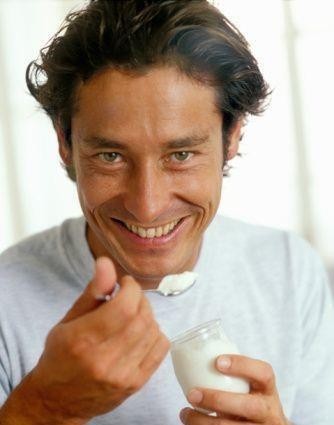 Bất ngờ công dụng của sữa chua với nam giới