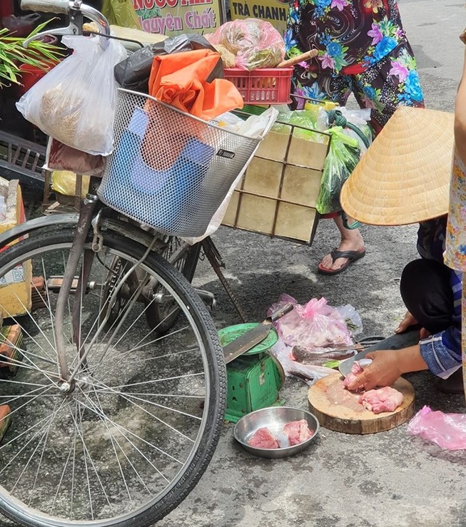 Bày bán thịt trên vỉa hè: Sẽ bị xử lý nặng