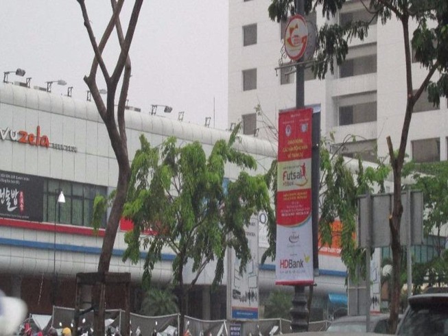 Nhóm người bí ẩn cắt trụi hàng cây ở đường Trường Sơn