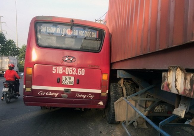 Đình chỉ tài xế xe buýt truy đuổi xe container