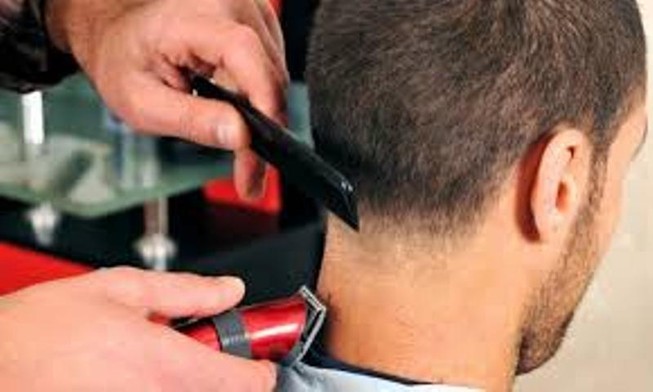 Đi cắt tóc nghi bị lây nhiễm HIV