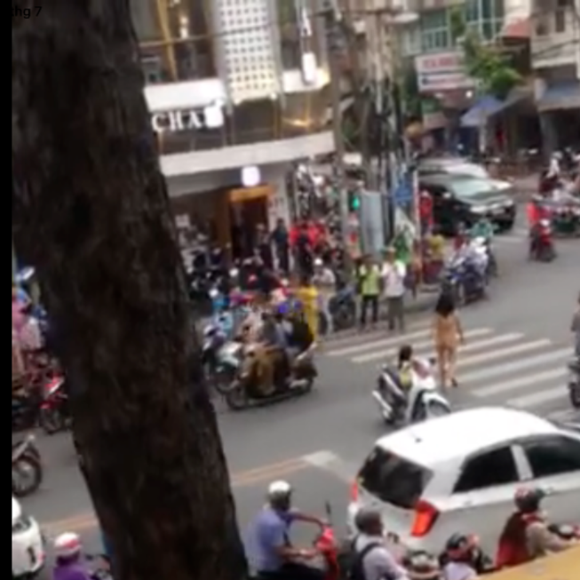 Người phụ nữ khỏa thân, chở con bỏ giữa đường