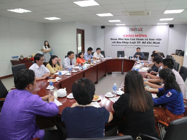 Đoàn nhà báo Lào thăm báo Pháp Luật TP.HCM