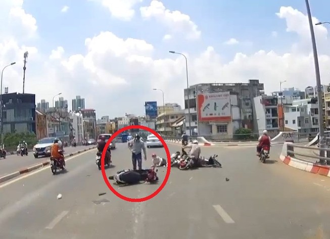 Phóng nhanh, vượt ẩu gây tai nạn liên hoàn rồi... bỏ đi