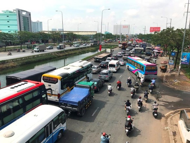 Dòng xe nối đuôi nhau trên QL1A, đường về miền Tây kẹt cứng