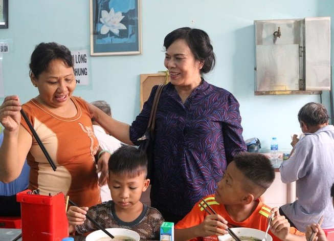 Bà Tư Sang đến thăm và ăn trưa tại quán cơm Nụ Cười
