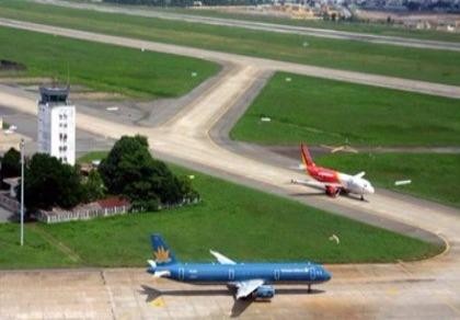Bị sét đánh, sân bay Tân Sơn Nhất đóng một đường băng