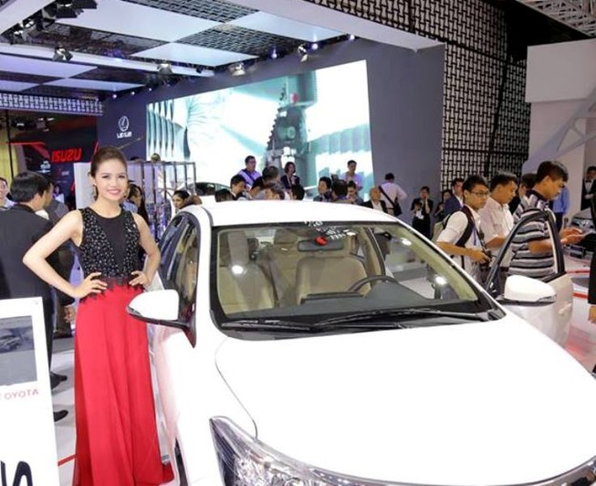 Giá ô tô lại bất ngờ giảm tới 200 triệu đồng/xe
