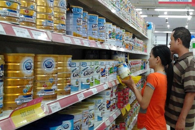 Người Việt tăng chi tiền mua sữa ngoại