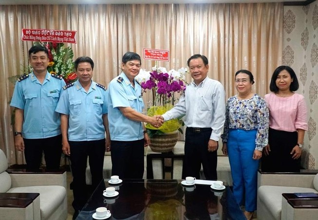 Cục Hải quan TP.HCM chúc mừng Pháp Luật TP.HCM nhân ngày 21-6