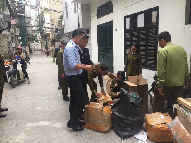 Bắt quả tang nhân viên cắt mác Trung Quốc, gắn mác nổi tiếng