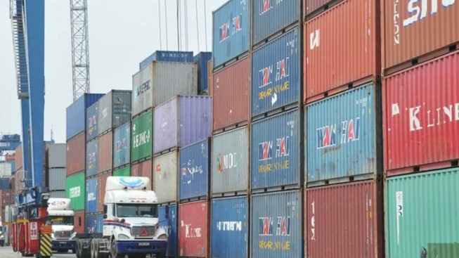 'Bỏ quên' hơn 10.000 kiện hàng, container tại sân bay, cảng