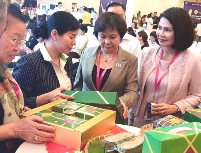 Bánh chưng, lẩu tết rục rịch lên kệ siêu thị