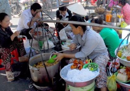 TP.HCM có gần 50% cơ sở kinh doanh thức ăn đường phố không đạt chuẩn