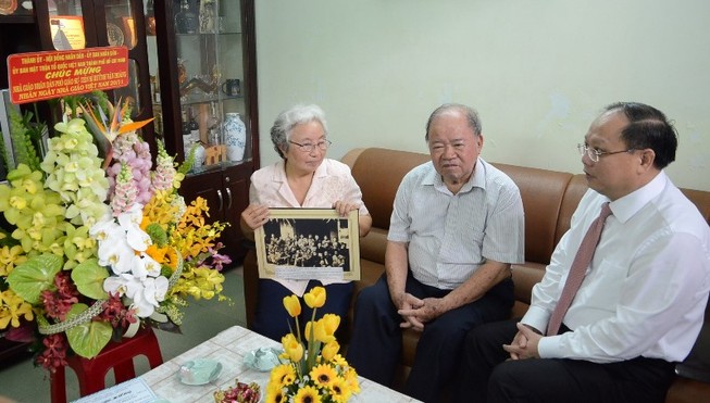 Ông Tất Thành Cang thăm nguyên lãnh đạo ĐH Bách khoa TP.HCM