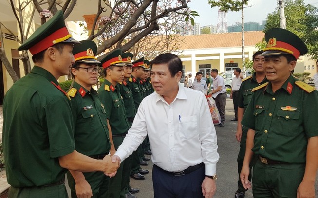 Chủ tịch TP.HCM chúc Tết nhiều đơn vị công an, quân đội
