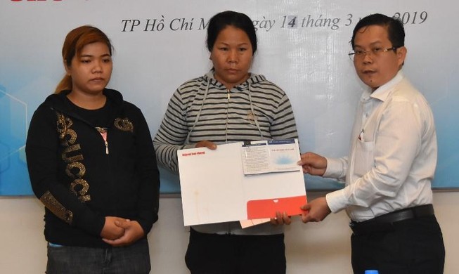 Trao sổ tiết kiệm 2,1 tỉ đồng cho 3 cháu bé mồ côi