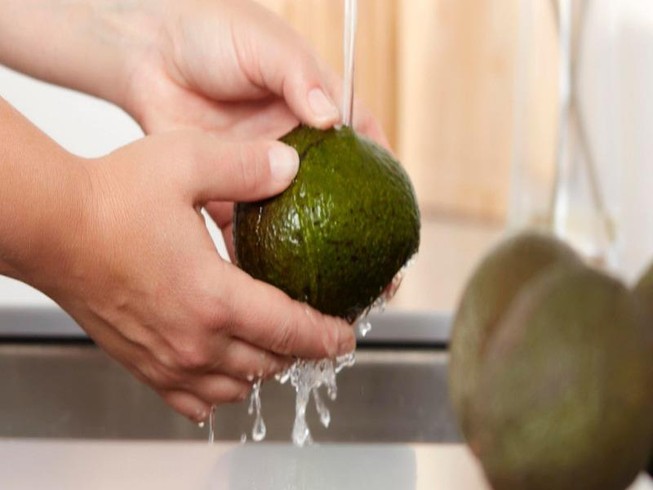 Lý do bạn phải rửa vỏ bơ thật kỹ trước khi ăn