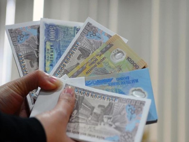 Nhộn nhịp đổi tiền lì xì năm mới, phí 'cắt cổ' 400%