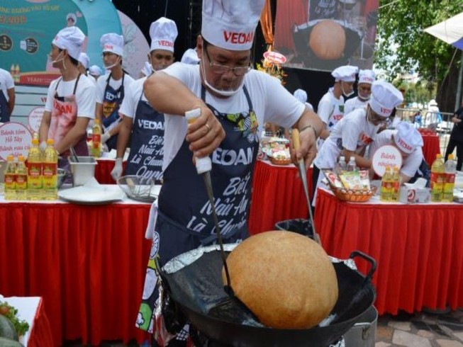 Hàng chục nam nhân trổ tài nấu ăn tại sự kiện ẩm thực