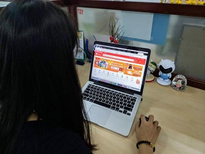Người kinh doanh bức xúc việc thu phí, Shopee nói gì ?