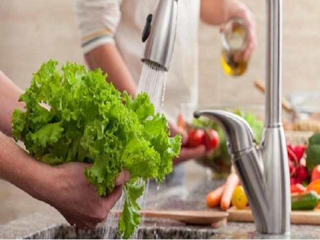 Rửa nước thông thường không hết được E.coli trên rau sống