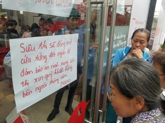 Cận cảnh Auchan 'vỡ trận' do dân đổ xô mua hàng giảm giá