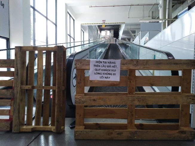 Siêu thị Auchan trống trơn sau 6 ngày xả hàng giảm giá