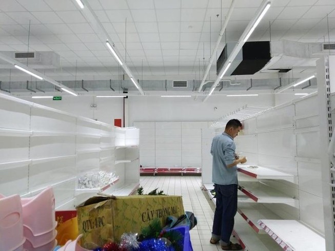 Kệ hàng trống trơn, Auchan dọn dẹp để trả mặt bằng