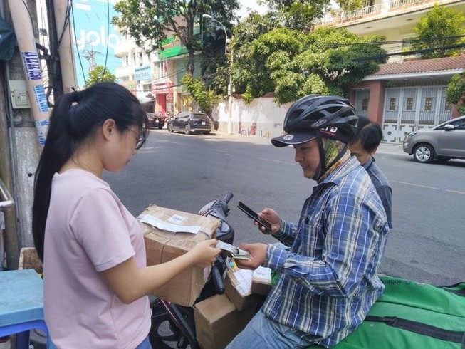 Vì sao người mua hàng online thích 'tiền trao cháo múc'?