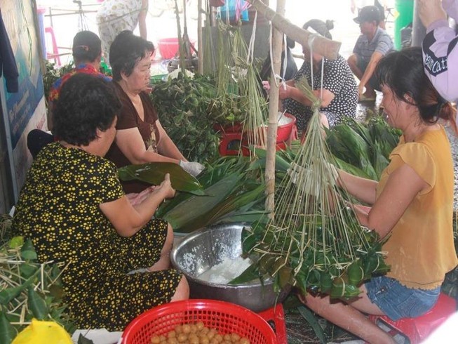 Cận cảnh lò bánh ú tro Sài Gòn rực lửa ngày tết Đoan Ngọ