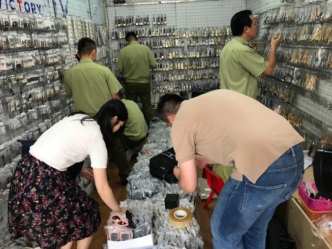 Đồng hồ 'hàng hiệu' giá siêu rẻ vài trăm ngàn/kg