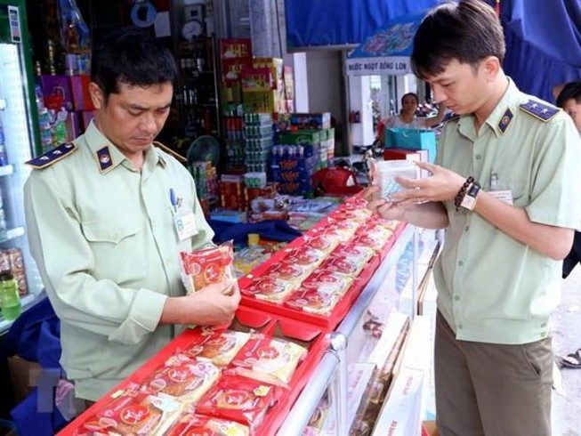 Đồ chơi trẻ em, bánh Trung thu giá rẻ... bị vào 'tầm ngắm'