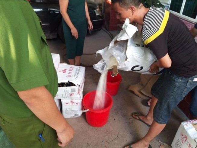 Bắt 1 tấn bột bánh làm trung thu, hơn 3000 bánh ngọt nhập lậu