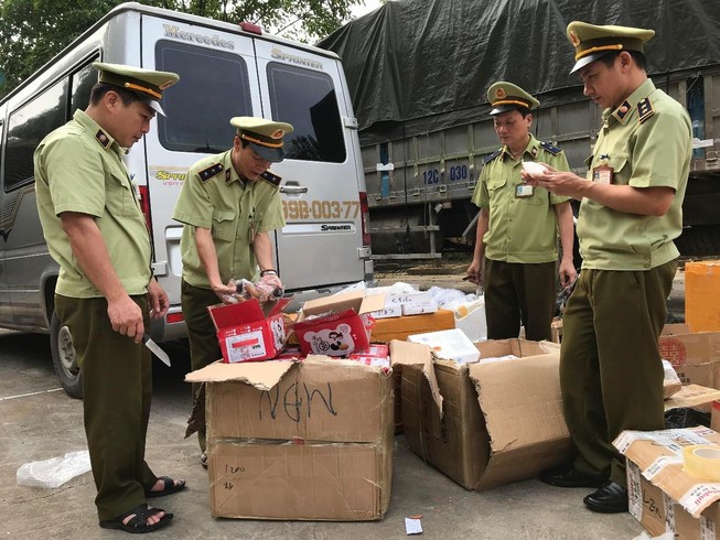 Hàng ngàn bánh ngọt nhân trứng Trung Quốc bị tịch thu