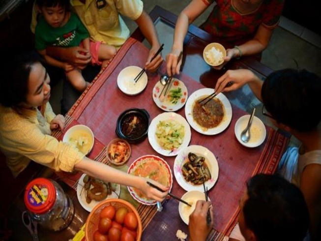 Lây nhiễm bệnh chỉ vì... đôi đũa