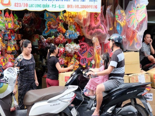 Lồng đèn truyền thống vẫn đủ sức cạnh tranh với đèn điện tử