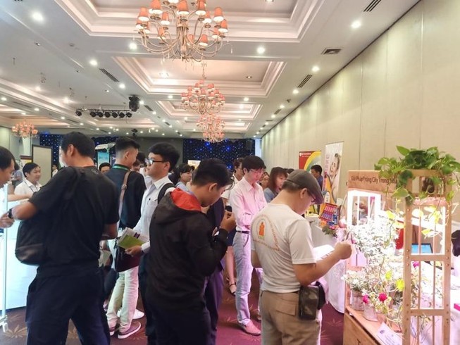 Độc đáo ly làm từ sợi tre, khách được mượn mang về