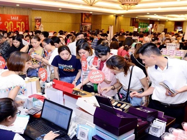 Tranh nhau mua hàng hiệu giảm giá trong 'ngày thứ sáu đen tối'