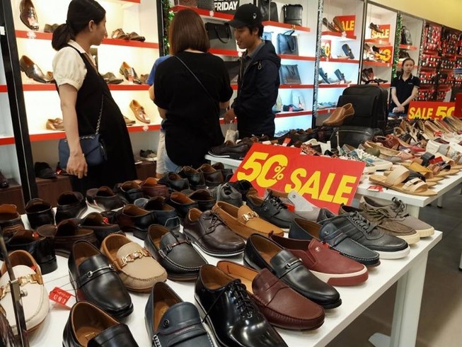 Hàng không, vàng, đá quý đua nhau giảm giá ngày Black Friday