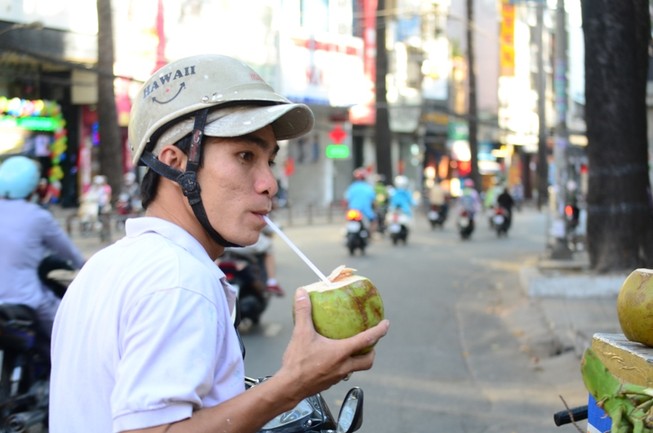 Người Sài Gòn chống chọi với nắng nóng