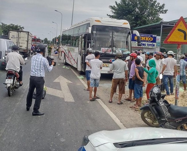 Xe khách lao qua dải phân cách, tông 2 người tử vong