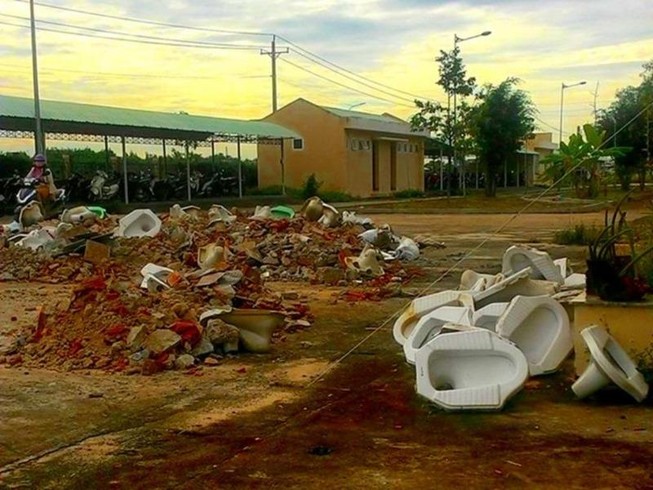 Xây nhà vệ sinh cho bệnh nhân tàn tật kiểu đánh đố