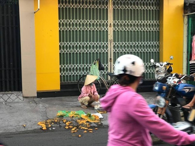 Bác sĩ cán trái cây của bà bán hàng trước cửa nói gì?