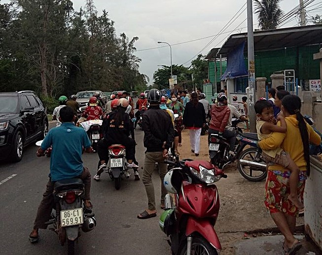 2 vợ chồng bị dân Phan Thiết vây giữ vì nghi bắt cóc bé trai
