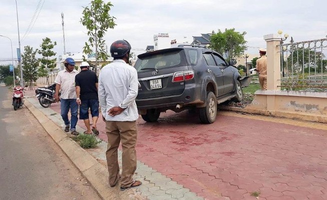 Mâu thuẫn, em rể truy sát anh vợ bằng ô tô