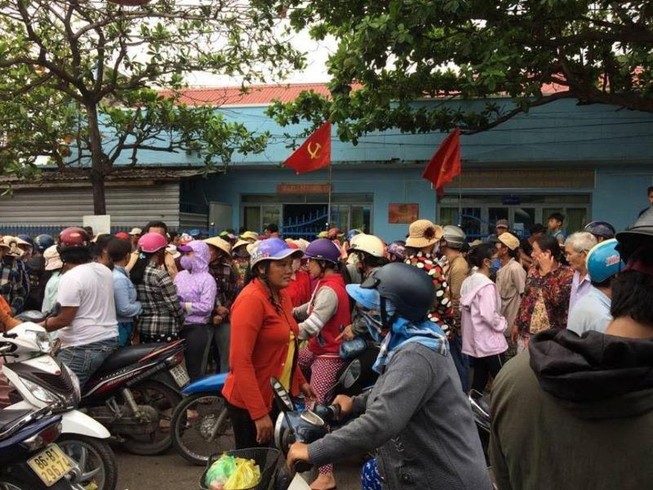 Người dân Phan Rí Cửa tập trung tại trụ sở công an