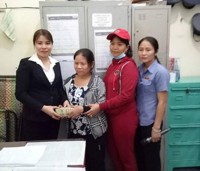Gom 27 triệu tặng người giúp việc bị mất tiền về quê ăn Tết